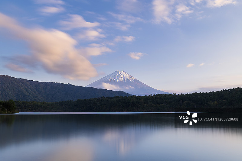 日本山梨县西湖畔的富士山日落美景图片素材