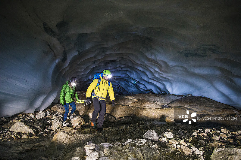 情侣在加拿大温哥华附近的冰洞探险图片素材