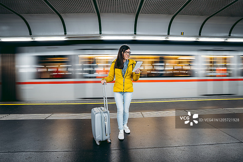 乘坐地铁的女性游客图片素材
