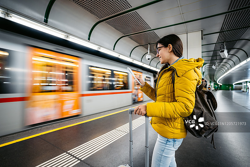 乘坐地铁的女性游客图片素材
