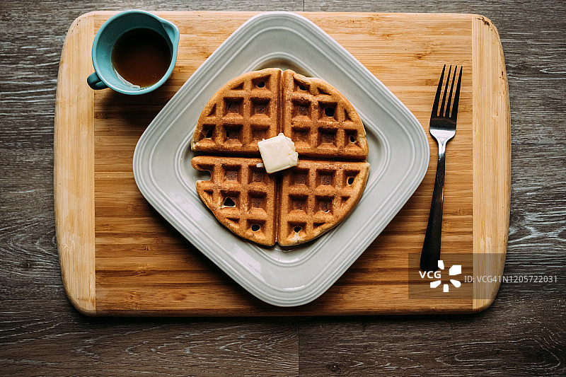 桌上华夫饼的俯视图图片素材