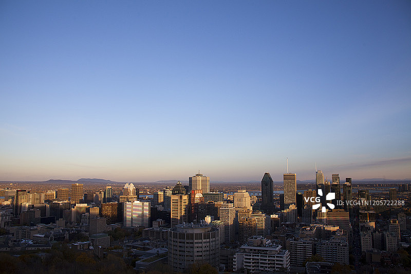从皇家山木屋俯瞰蒙特利尔市中心图片素材