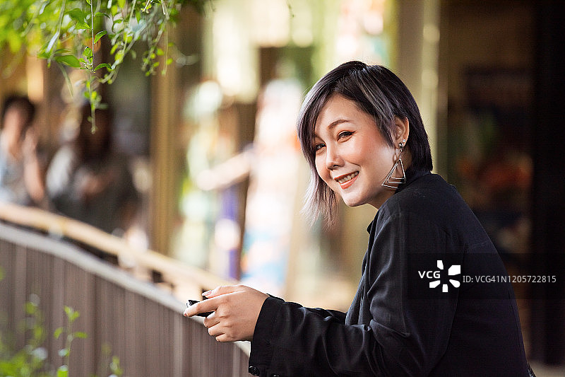 城市街景中的泰国短发女子图片素材