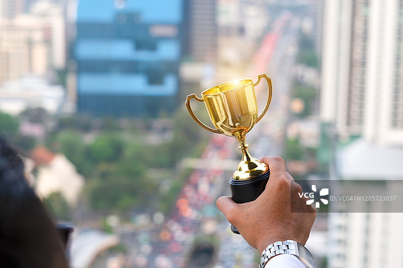 商人总统手持金色奖杯，商业获奖者图片素材