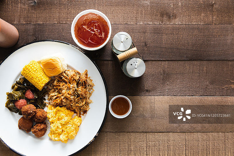 南方烧烤拼盘配菜和甜茶图片素材