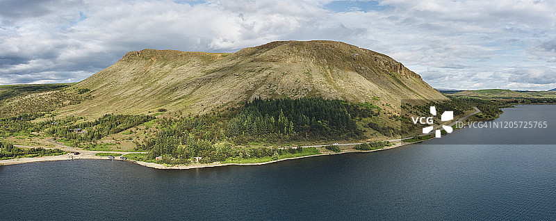 海边缓坡山地的壮丽景色图片素材