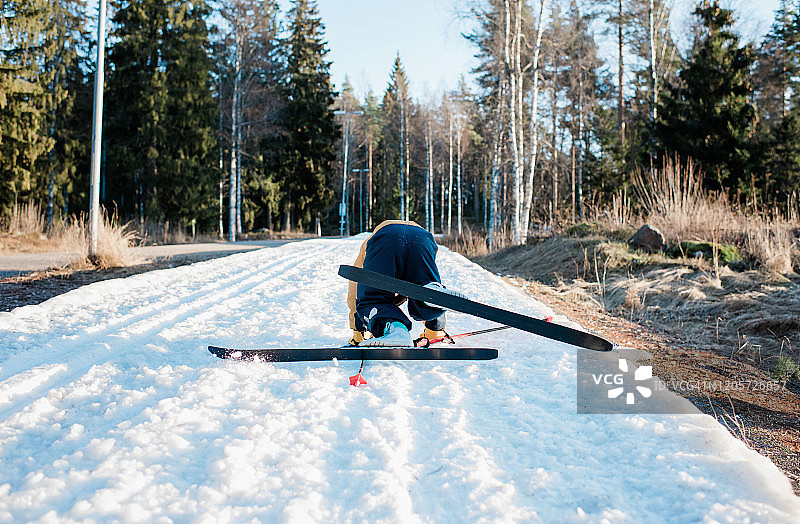 在瑞典越野滑雪时摔倒的男孩图片素材