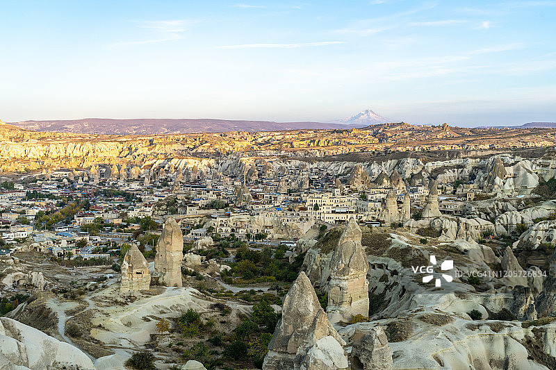 埃尔吉耶斯山与土耳其格雷梅的日落图片素材