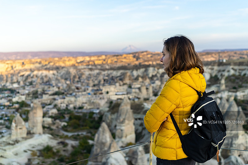 女人沉浸在土耳其格雷梅的日落中图片素材