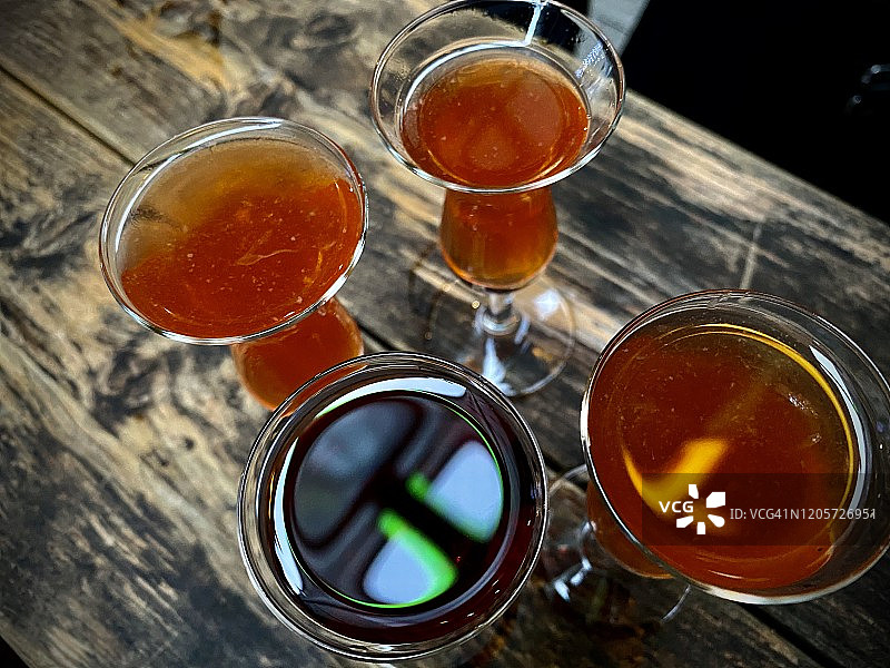 木桌上的酒精饮品图片素材