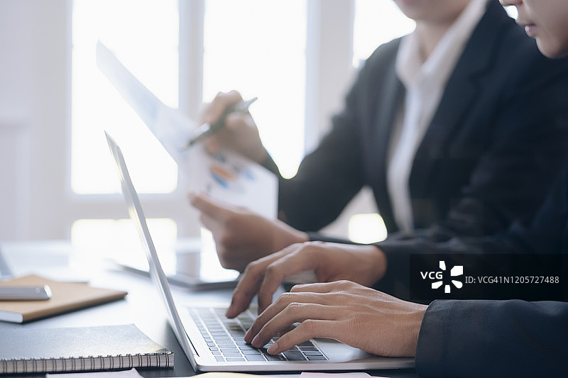 洽谈招商合作。图片素材