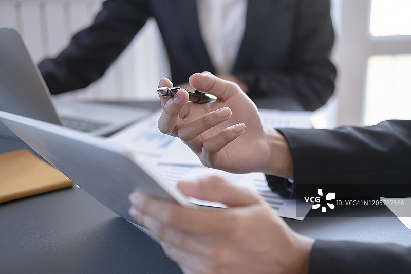 洽谈招商合作。图片素材