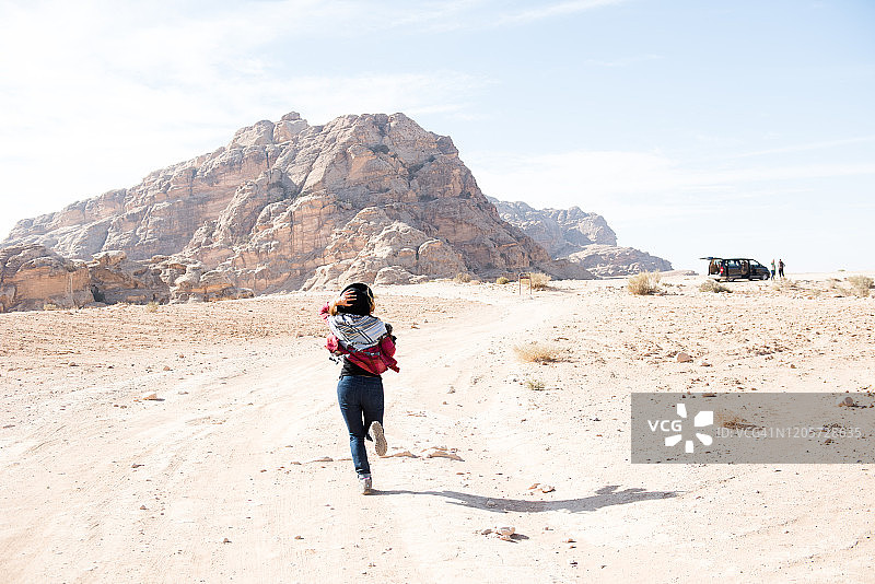 阳光明媚的沙漠休息站，位于历史古城佩特拉郊外图片素材
