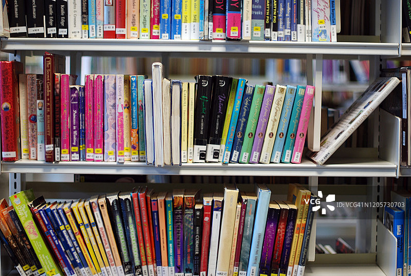 书架上的书图片素材