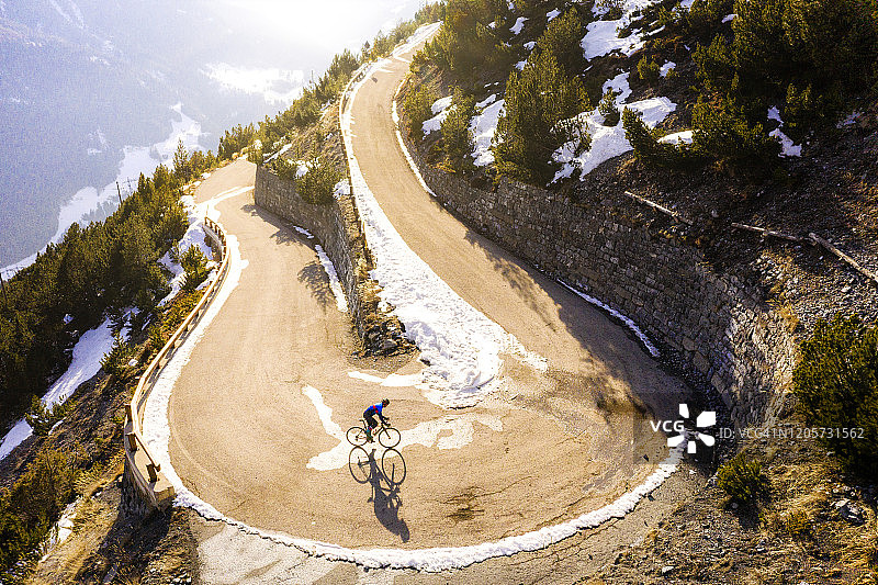 冬季雪山发卡弯骑行者图片素材
