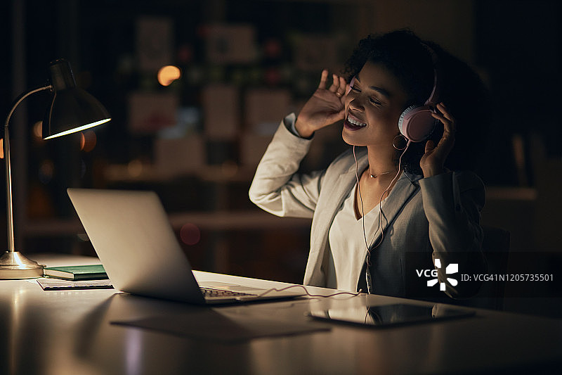 音乐提高我的工作效率图片素材