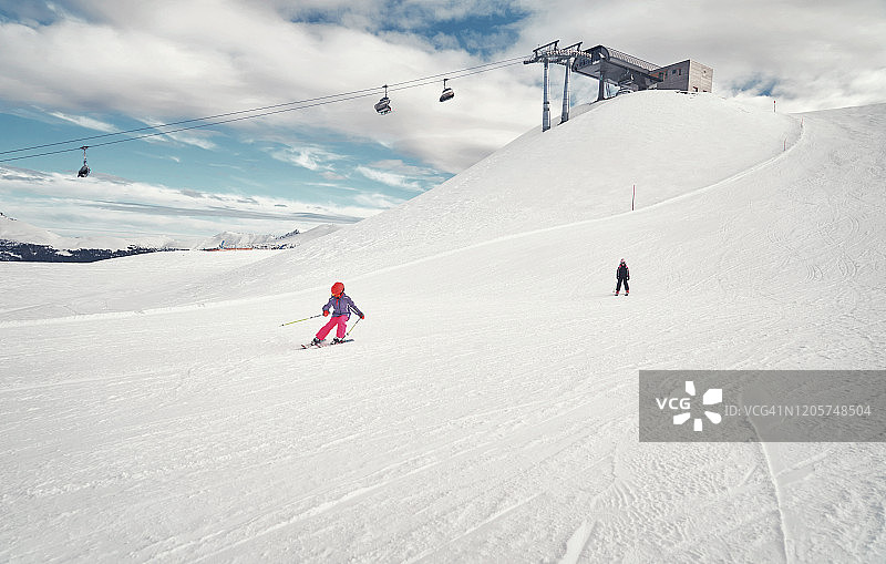 两只滑雪板在滑雪坡上，奥地利图拉赫赫厄滑雪胜地图片素材