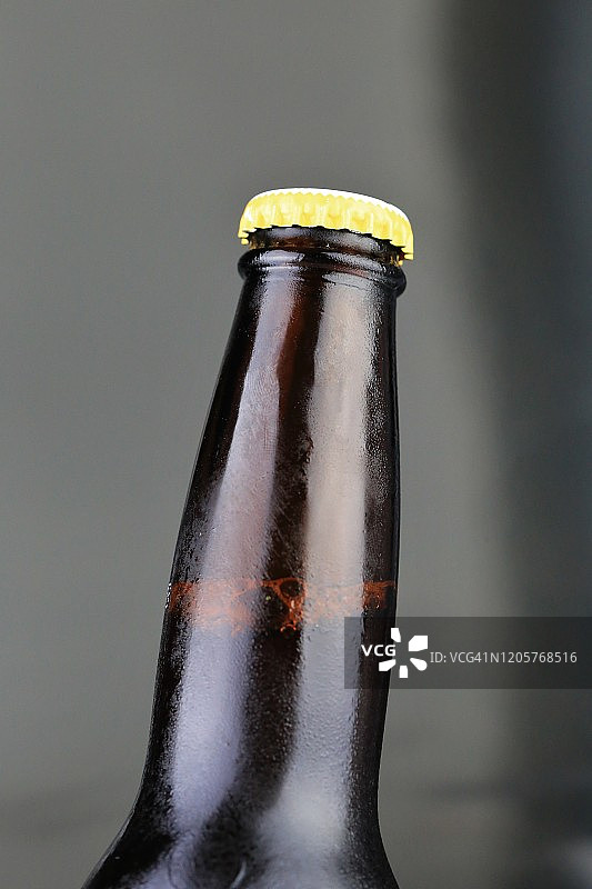 精酿啤酒瓶和瓶盖图片素材