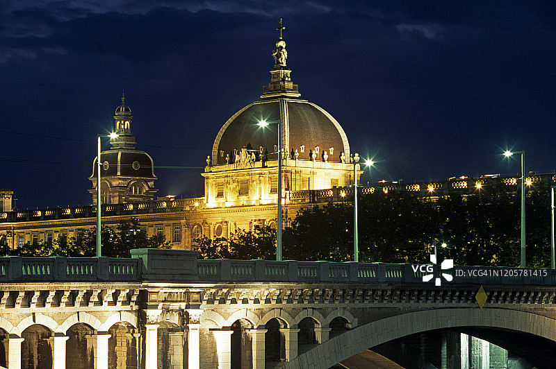 罗纳河上的里昂城市景观图片素材