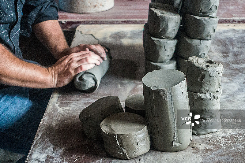 罗马尼亚布科维纳地区的马尔吉内亚黑陶工坊图片素材