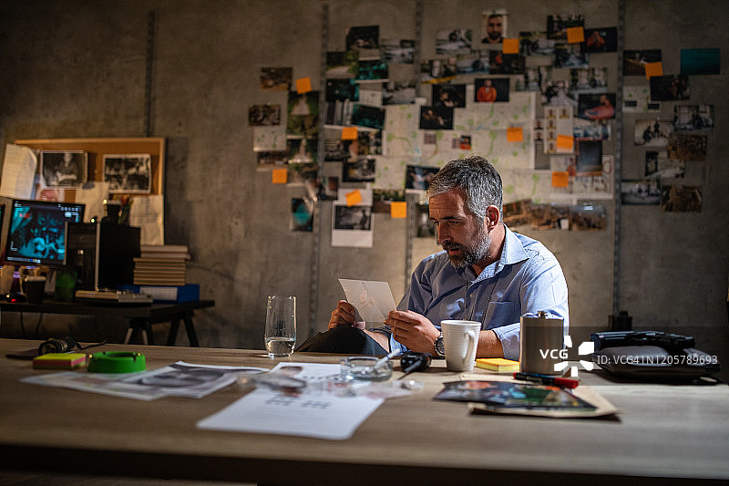 警察厨师深夜在办公室工作破案图片素材