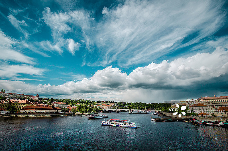 捷克共和国布拉格的伏尔塔瓦河和查理大桥图片素材