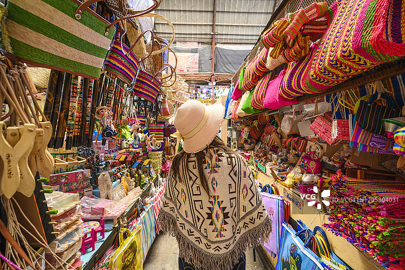 在墨西哥瓜纳华托伊达尔戈市场购买纪念品的游客图片素材