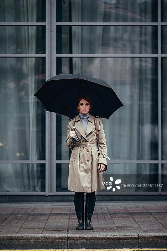 打伞的女人肖像图片素材