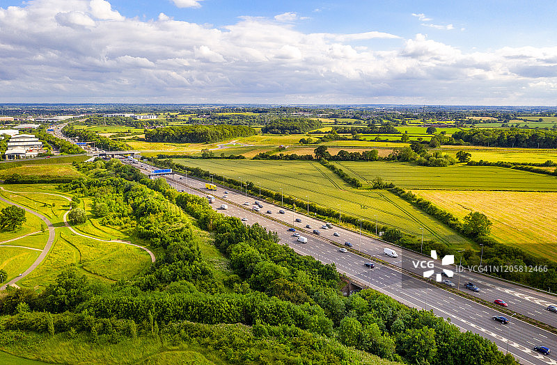 英格兰M1高速公路上的交通图片素材