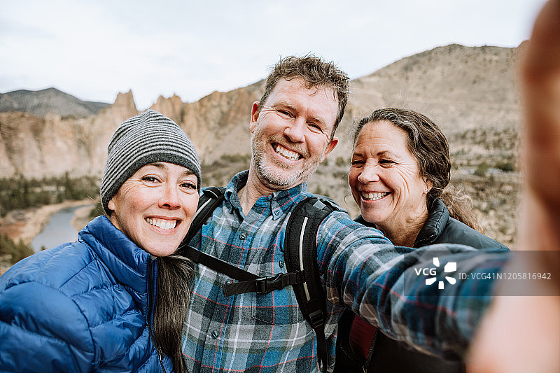 中年群体在崎岖地区徒步旅行图片素材
