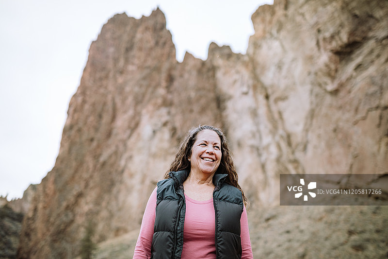徒步旅行的成熟女性肖像图片素材