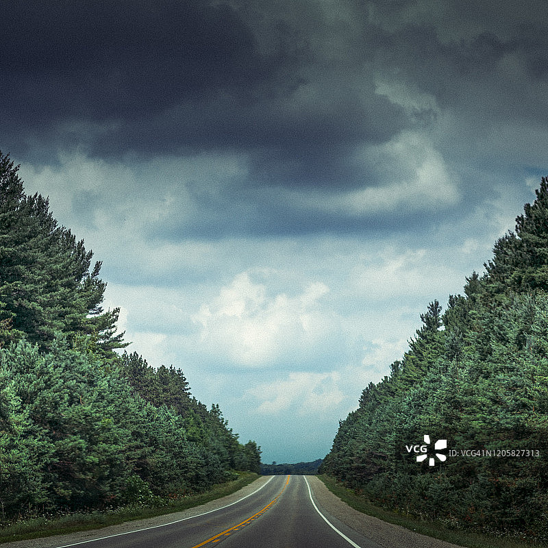 安大略省公路之旅：通往托伯莫里的6号公路图片素材