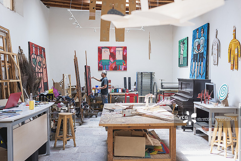 艺术家在工作室绘画图片素材