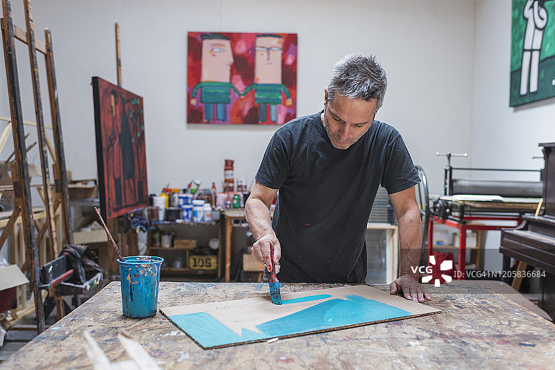 艺术家在工作室绘画图片素材