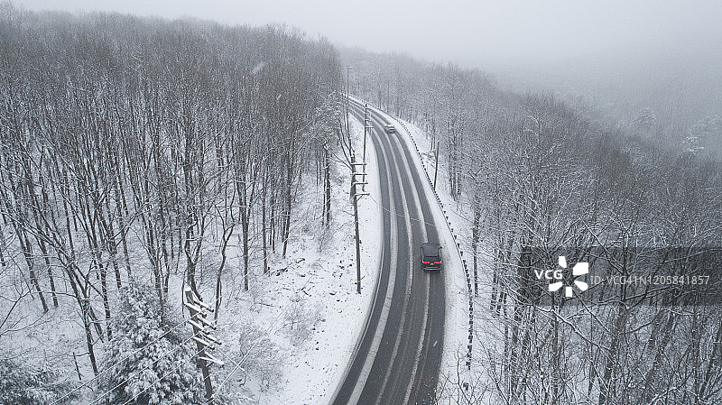 强降雪期间山区高速公路上的汽车图片素材
