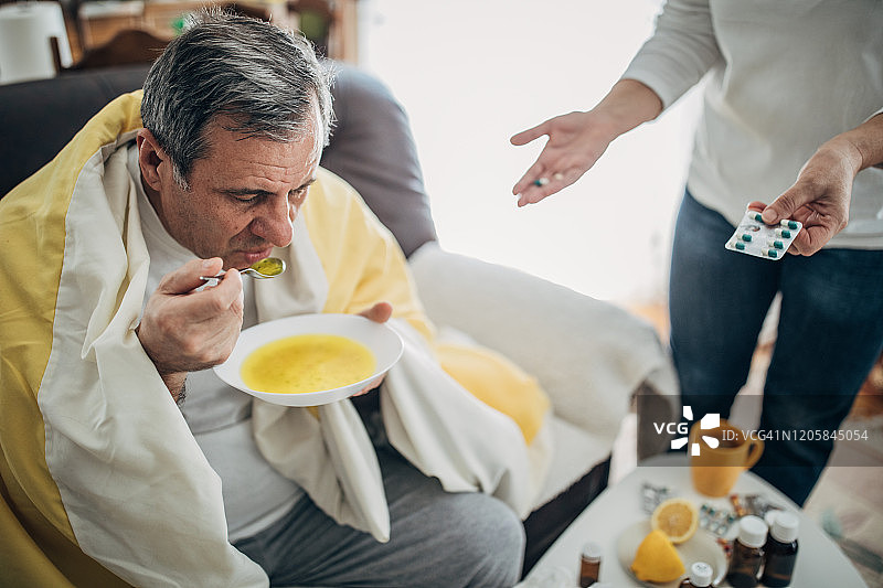 家庭在家中互相支持治疗病毒图片素材