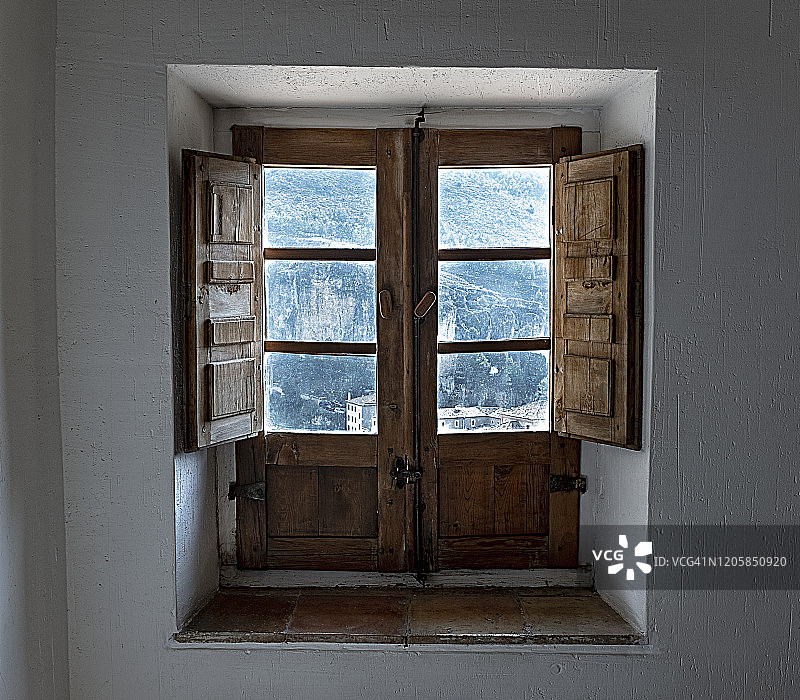 带有风景的窗户图片素材