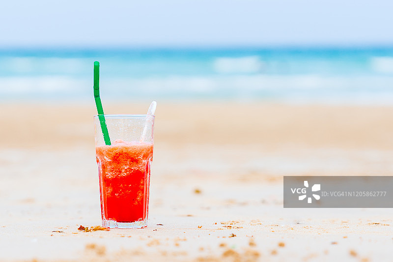 夏季假日概念，沙滩上的健康冰沙饮品图片素材