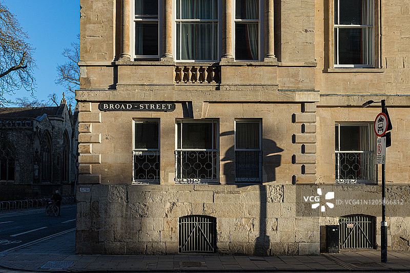 英国牛津黎明时分的宽街图片素材