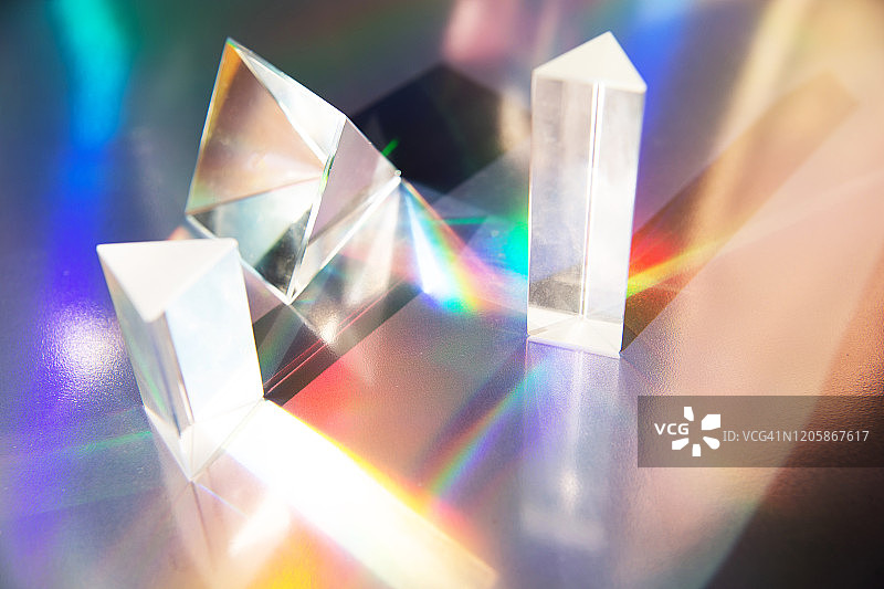 阳光下的玻璃三角棱镜反射图片素材