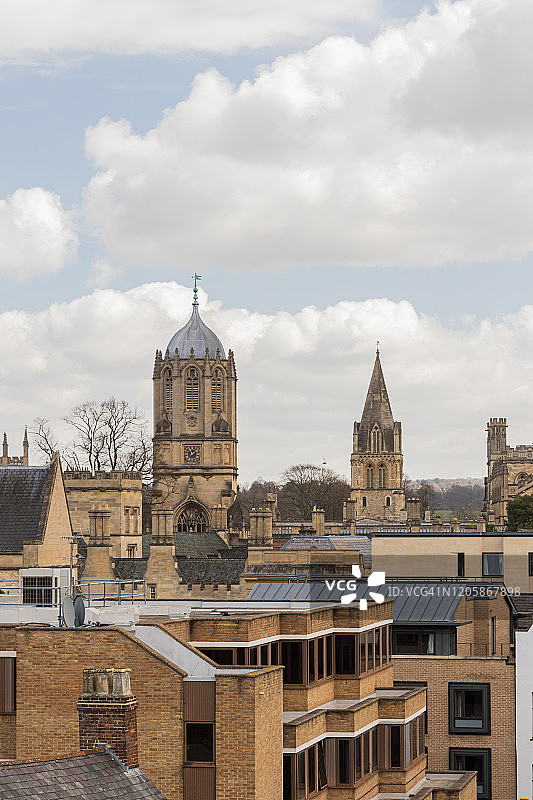 英国牛津全景，包括基督教堂学院的两座塔楼图片素材