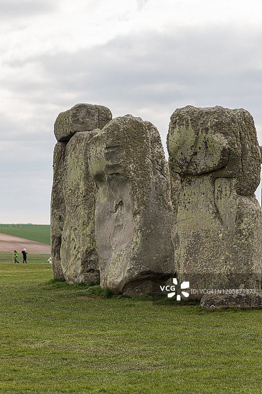 游客参观英国威尔特郡的巨石阵图片素材
