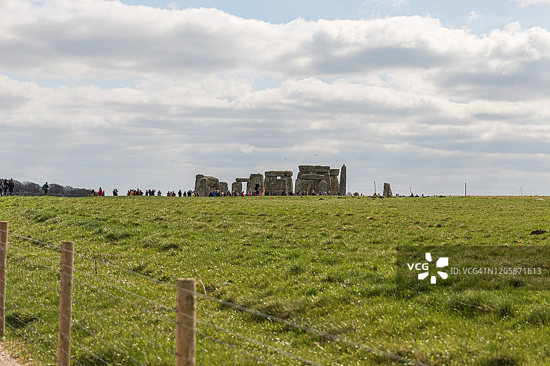 游客参观英国威尔特郡的巨石阵图片素材
