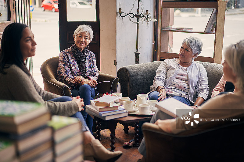 读书俱乐部舒适小咖啡馆图片素材