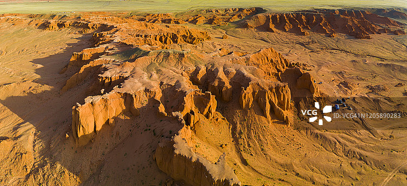 蒙古戈壁沙漠巴彦扎格火焰崖航拍图片素材