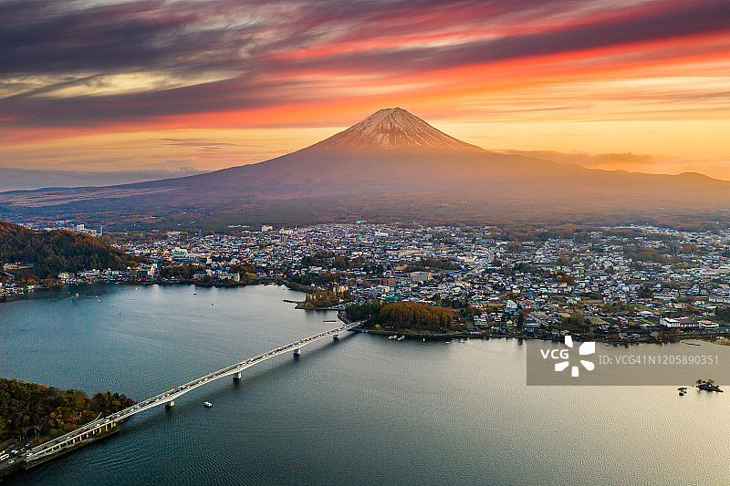 日本河口湖日落时分的秋季富士山航拍图片素材