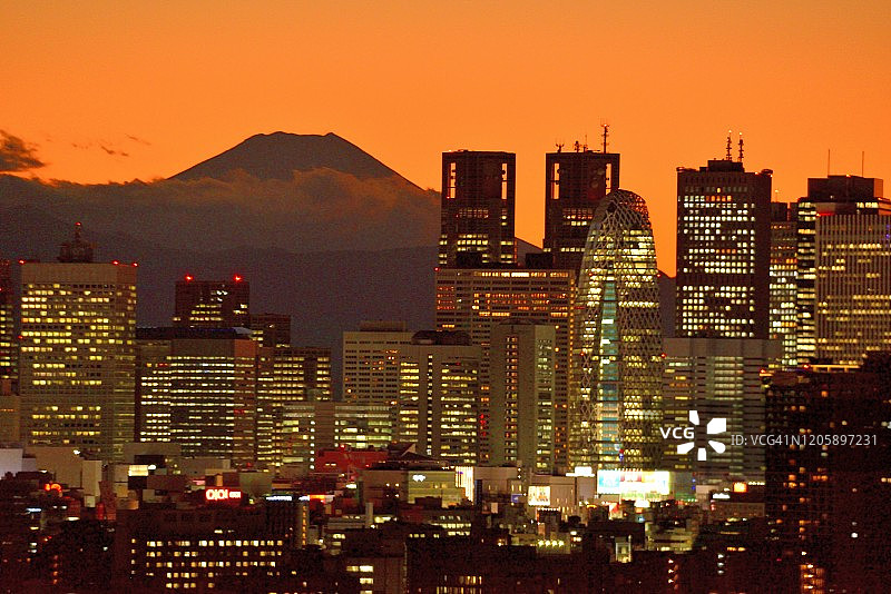 富士山与东京天际线：日夜景色图片素材