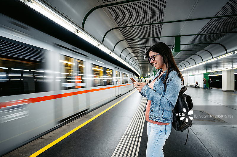 乘车前的消磨时间图片素材