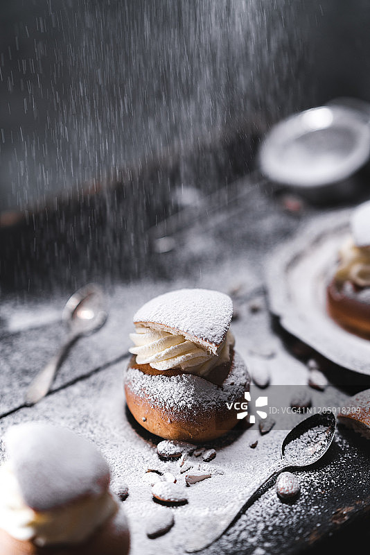 瑞典传统杏仁甜点Semla图片素材