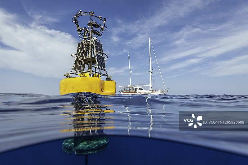 漂浮气象浮标和研究游艇，地中海，意大利图片素材